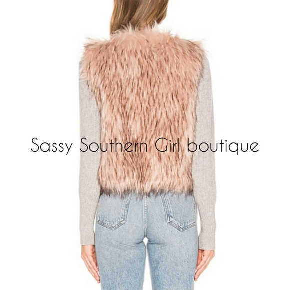 🆕⭐ Blush Pink faux fur vest - Picture 4 of 8